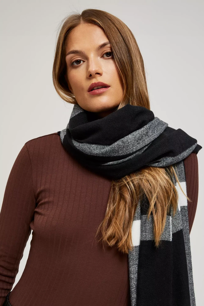 Szalik w kratę z frędzlami czarno-biały