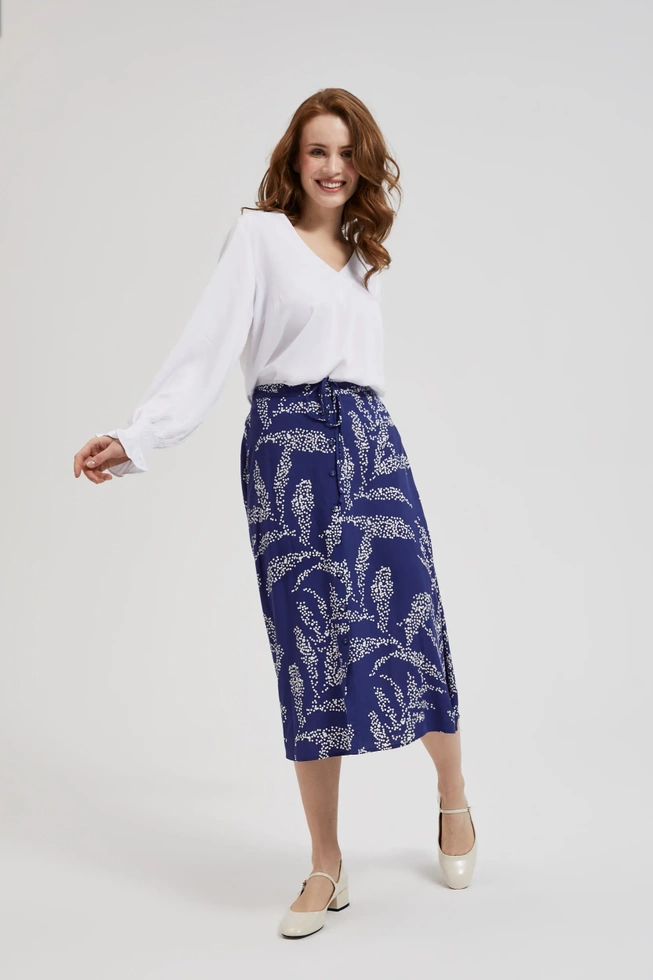 Wiskozowa koszula z dekoltem w serek i bufiastymi rękawami biała