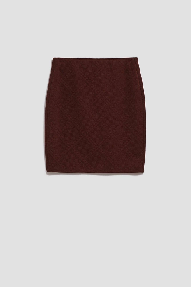 Dopasowana spódniczka o długości przed kolano kasztanowa