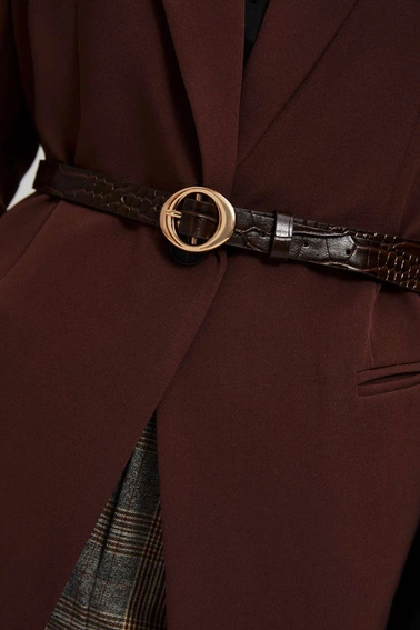 Pasek z ozdobną klamrą i wężowym wzorem brązowy