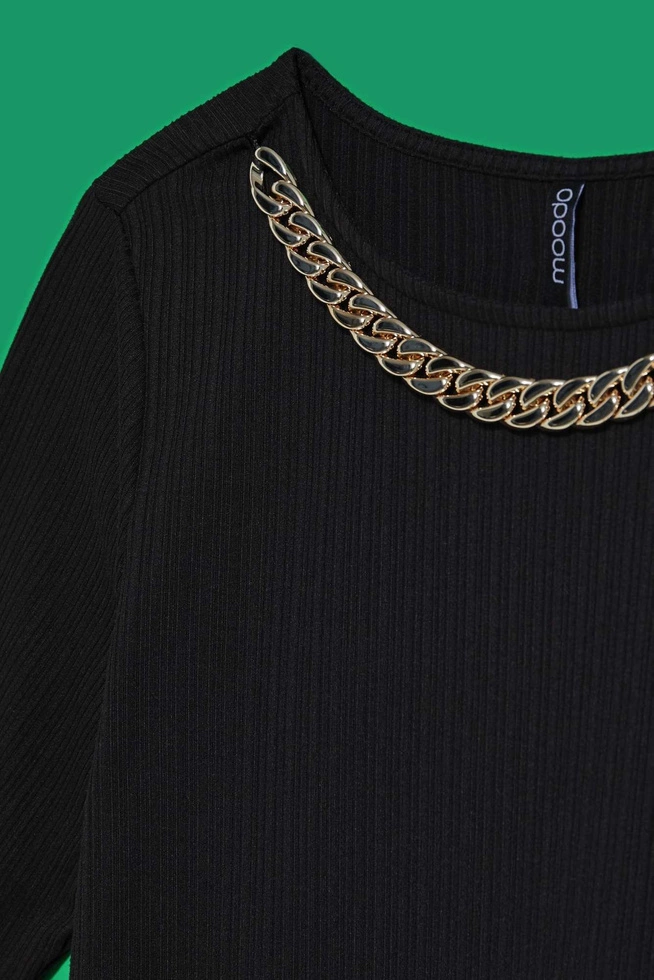Bluzka z łańcuchem na dekolcie