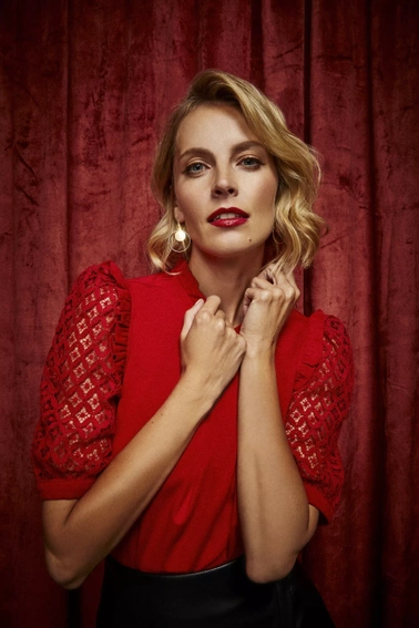 Bluzka z koronkowymi rękawami czerwona