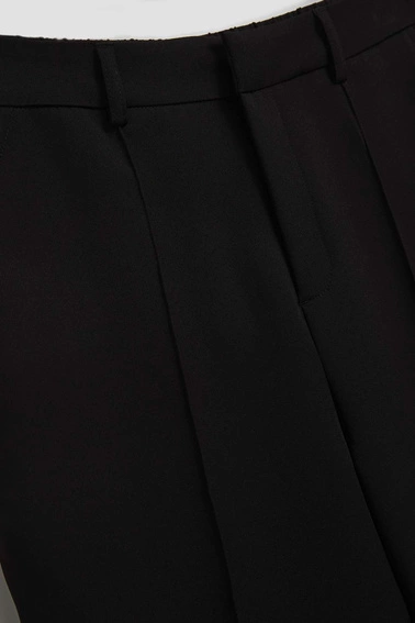 Spodnie w kant z szerokimi nogawkami i średnim stanem czarne