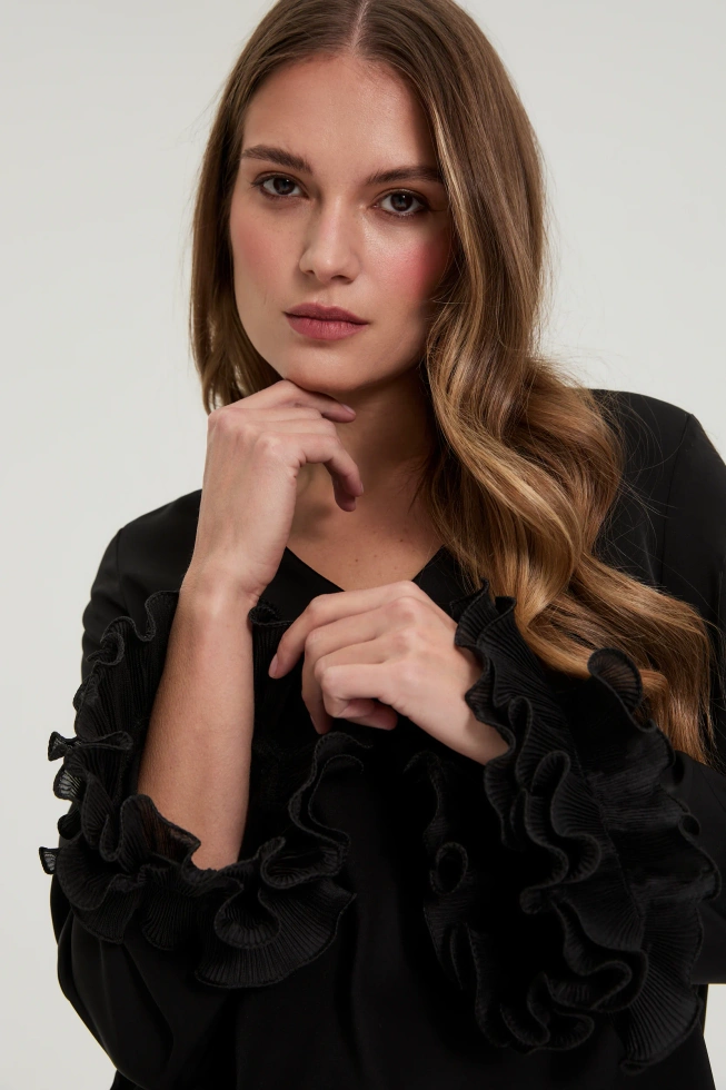 Koszula z falbanami na rękawach czarna