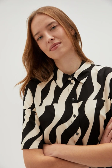 Wiskozowa koszula z krótkimi rękawami czarna