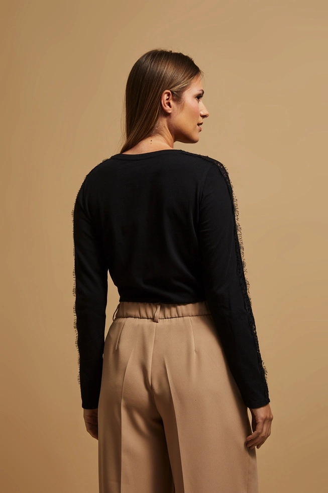 Bluzka z koronką na rękawach czarna