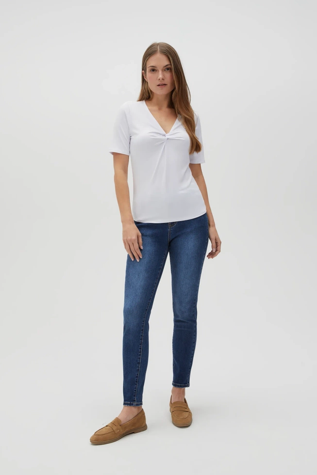 Bluzka z ozdobnym dekoltem biała