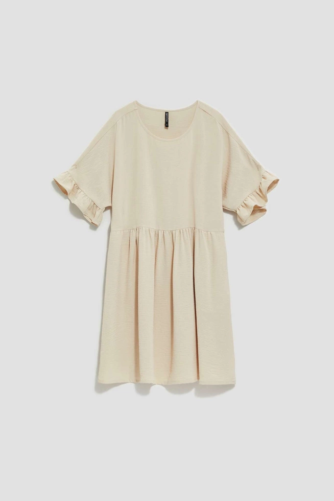 Sukienka z falbaną przy rękawie piaskowa