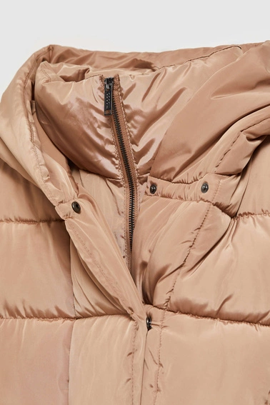 Pikowana kurtka z kapturem ciemnobeżowa