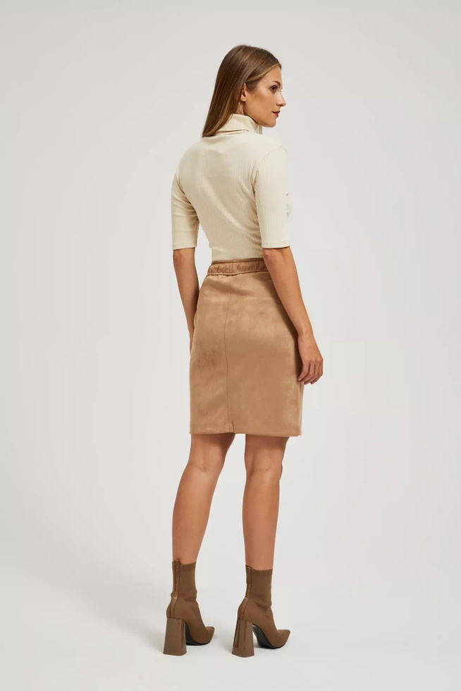 Spódnica o długości przed kolano