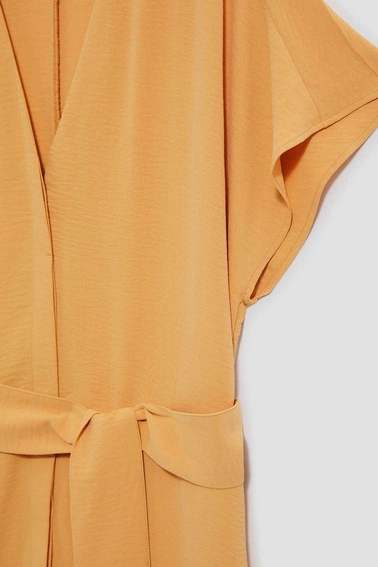 Sukienka maxi z wiązaniem w talii herbaciana