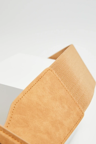 Szeroki pasek z klamrą beżowy