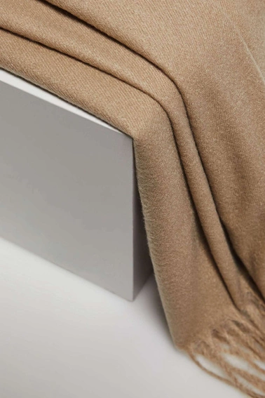 Gładki szalik ciemnobeżowy