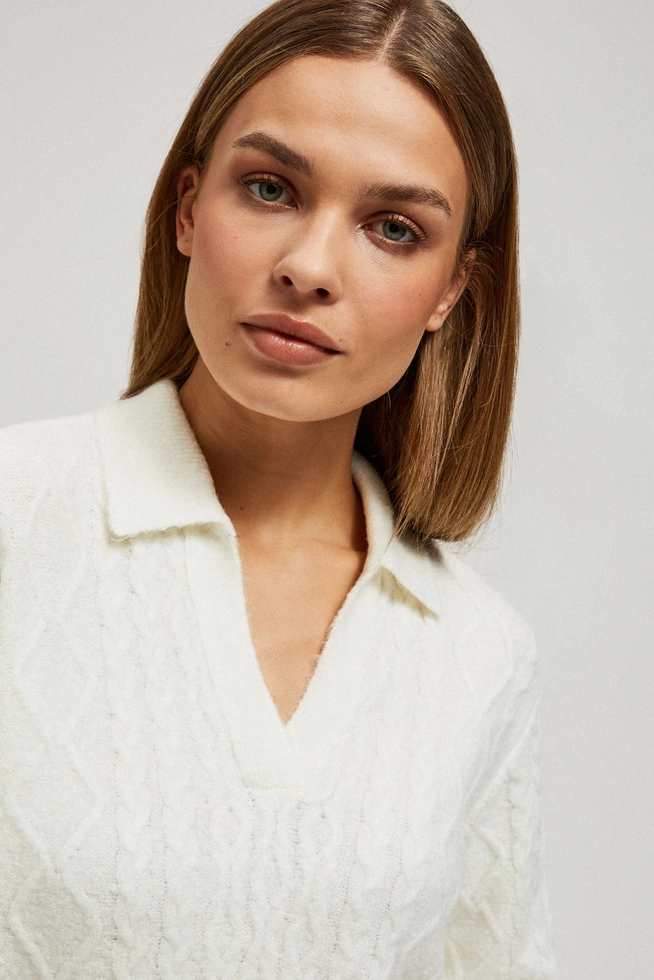 Sweter z dekoltem w serek i kołnierzykiem