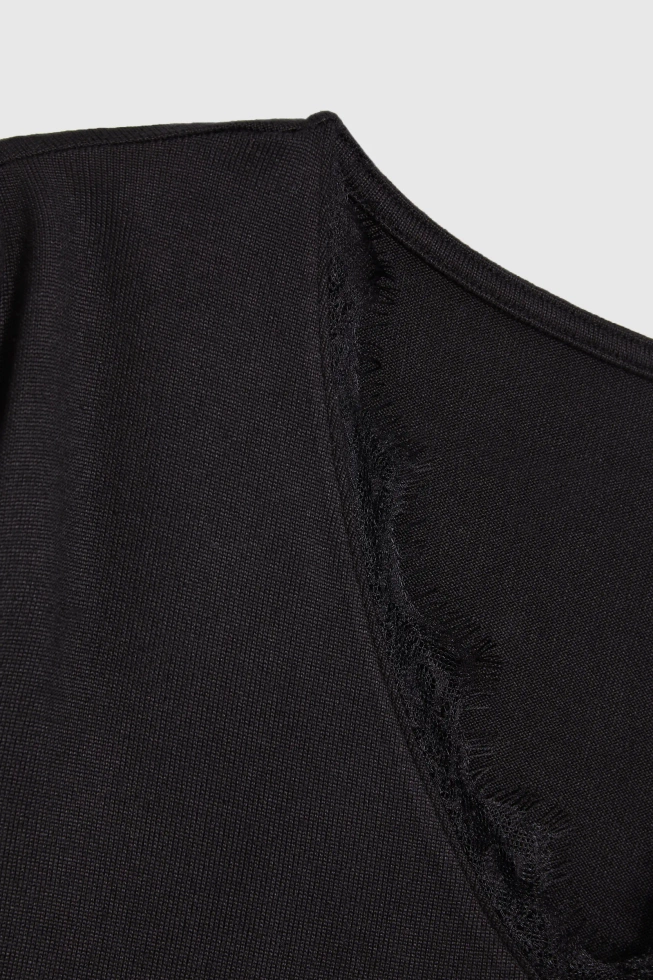 Sweter z koronkowym dekoltem czarna