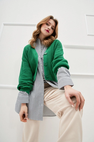 Krótki kardigan zapinany na guziki zielony