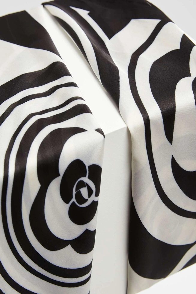 Wzorzysta apaszka czarna