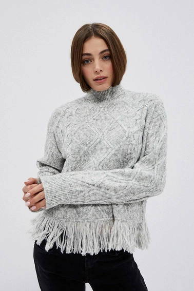 Sweter z golfem i frędzlami