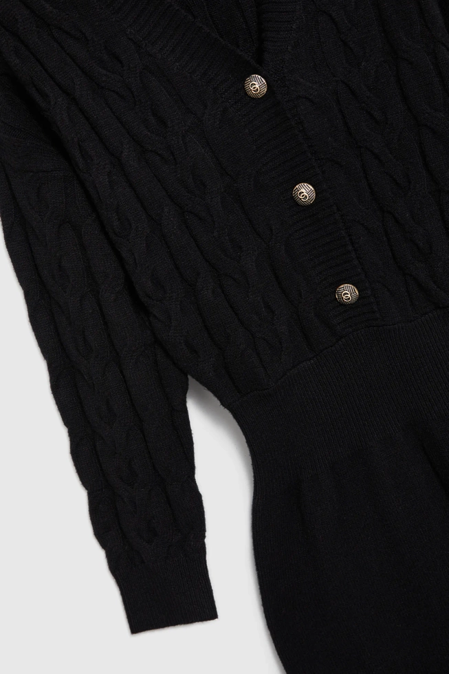 Dzianinowa sukienka ozdobiona guzikami czarna