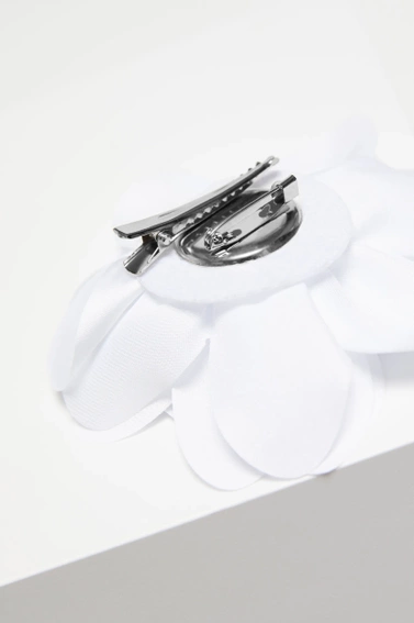 Broszka z materiałowym kwiatem biała