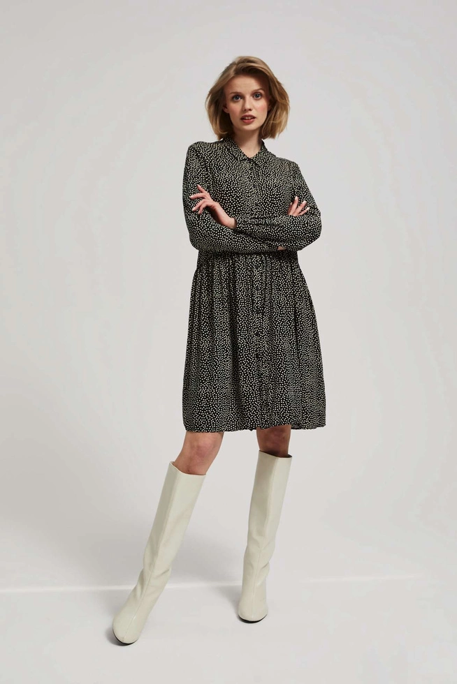 Koszulowa sukienka z rozkloszowanym dołem czarna