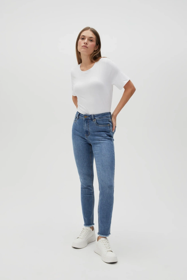 Spodnie rurki z postrzępionymi nogawkami niebieskie