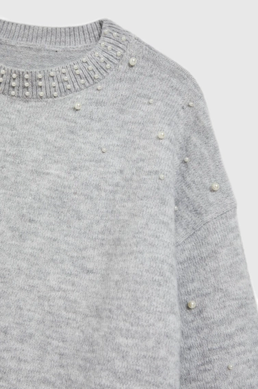 Sweter ozdobiony perełkami szary