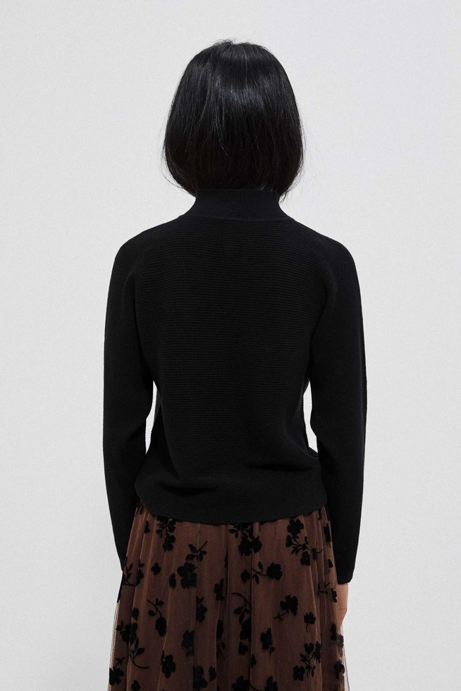 Sweter w prążki z półgolfem czarny