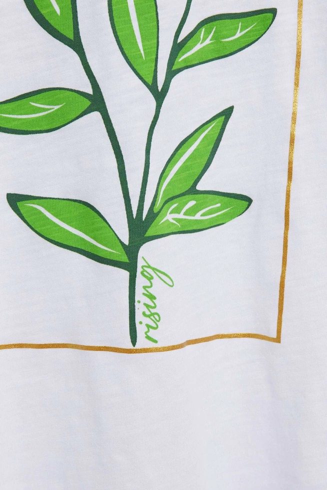 T-shirt z nadrukiem kwiatów biały