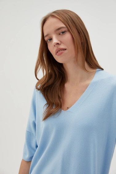 Sweter z krótkimi rękawami i dekoltem w serek błękitny