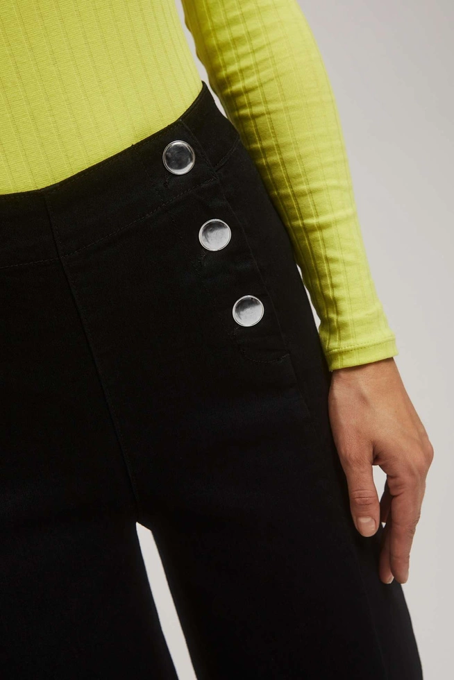 Jeansy wide leg z ozdobnymi guzikami czarne