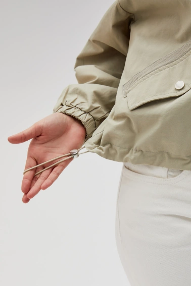 Krótka kurtka z kapturem oliwkowa