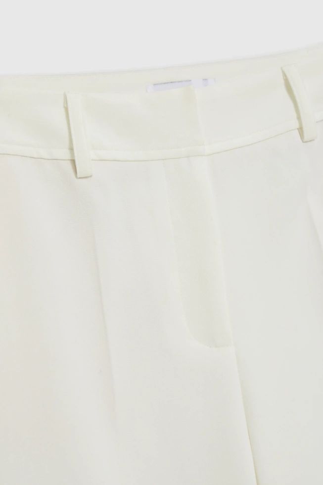 Spodnie z szerokimi nogawkami w kant białe