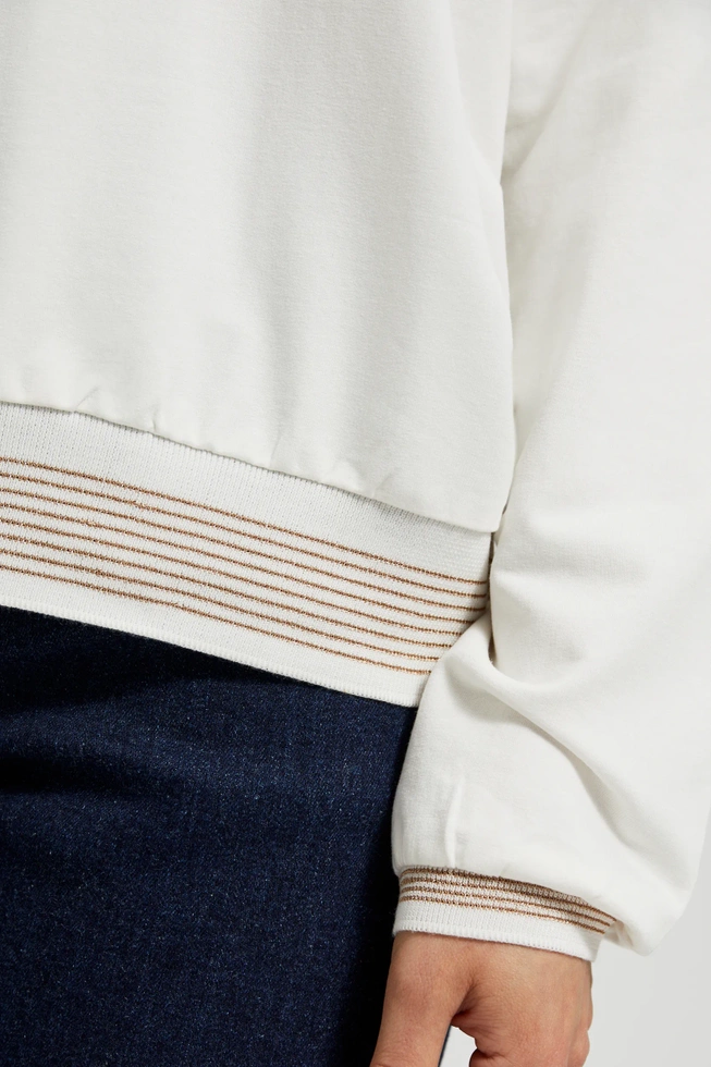 Bluzka z dekoltem ozdobionym paskami biała