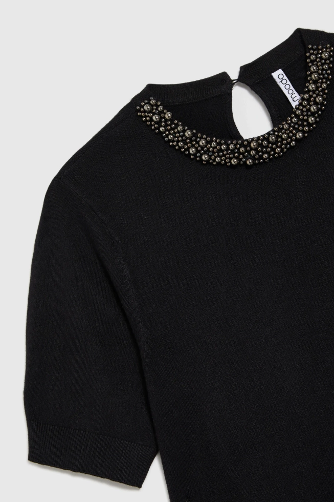 Sweter z ozdobnym dekoltem czarny