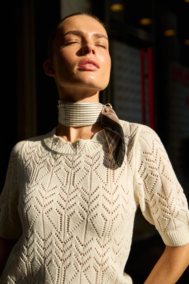 Ażurowy sweter beżowy