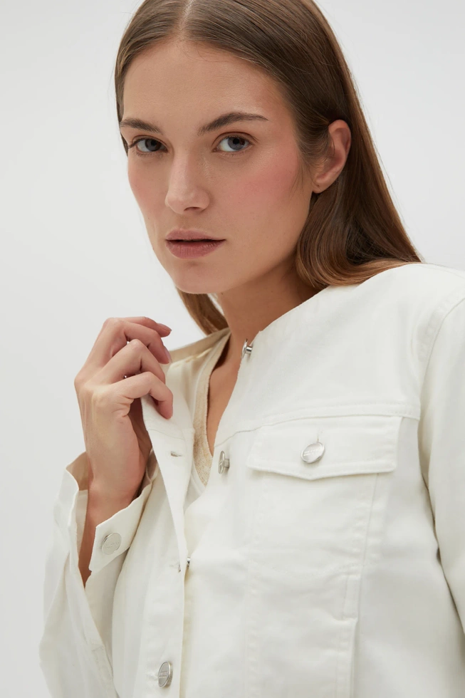 Krótka beżowa kurtka