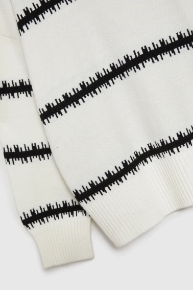 Sweter w paski z obniżoną linią ramion biały 