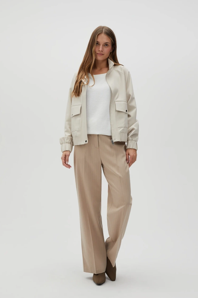 Kurtka z dużymi kieszeniami beżowa