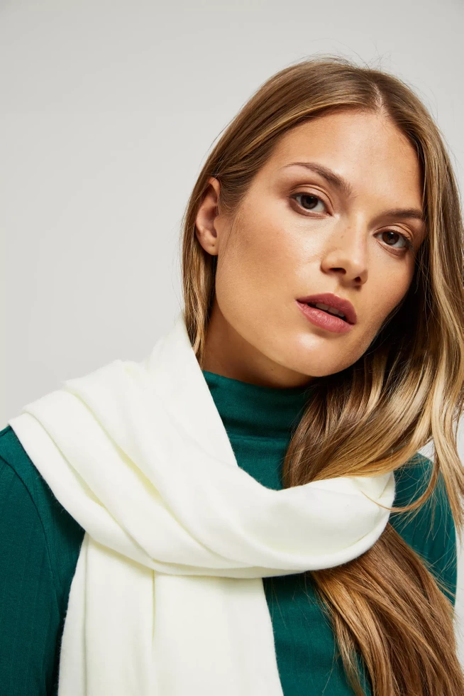 Szalik z delikatnymi frędzlami