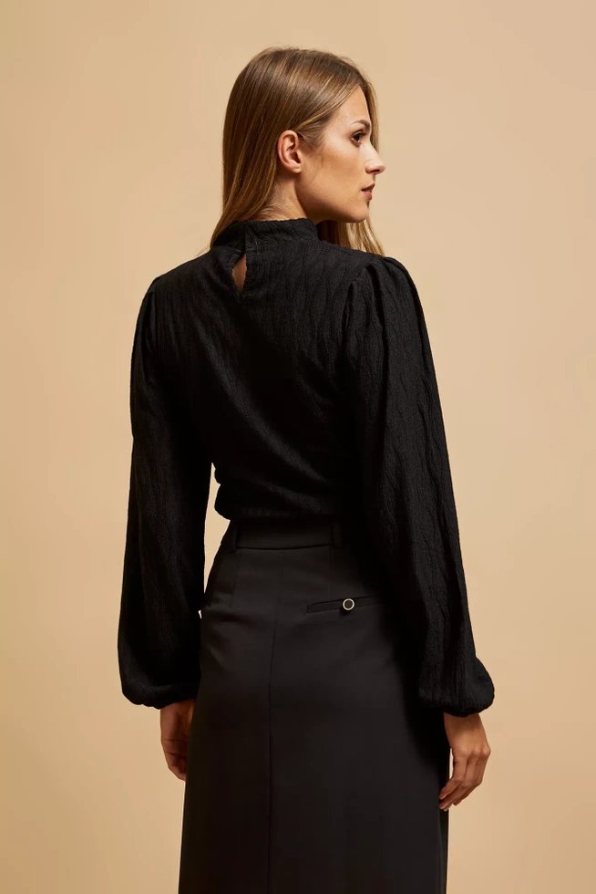 Bluzka z półgolfem i bufiastymi rękawami czarna