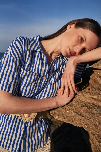 Koszula w paski zapinana na guziki z kieszeniami niebieska