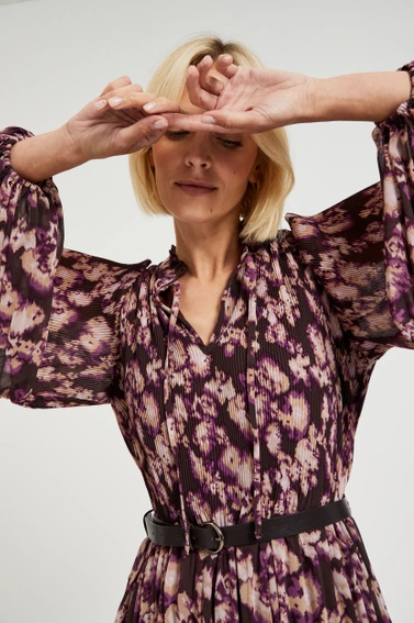 Plisowana sukienka z paskiem brązowa