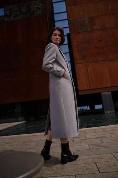 Długi płaszcz szary