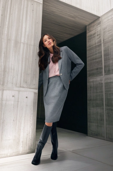 Jednorzędowa elegancka marynarka z długimi rękawami szara