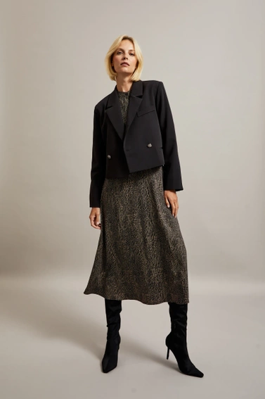 Krótka marynarka z ozdobymi guzikami czarna