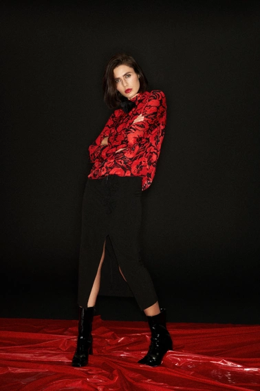 Spódnica z ozdobną różą i rozcięciem czarna