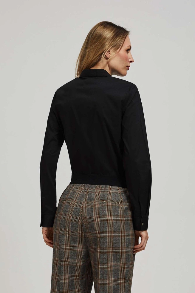 Gładka czarna koszula z ozdobnymi guzikami