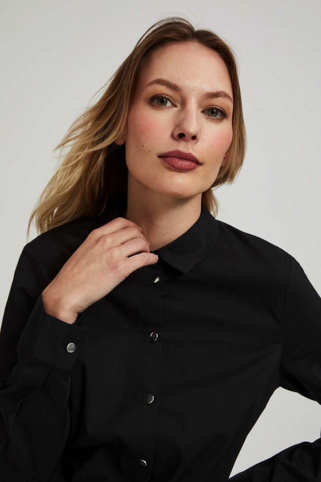 Gładka czarna koszula z ozdobnymi guzikami