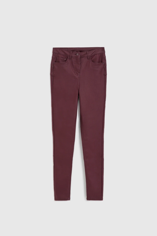 Woskowane spodnie burgundowe